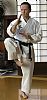 En exklusiv karategi i ett tyg som har utvecklats av japanska specialister. Tyget ger en mjuk och behaglig känsla. Skärningen är strikt traditionell med lång jacka, korta ben och korta ärmar. Byxa med snörning i midjan.

Lämplig för avancerad, tävling, karate.
