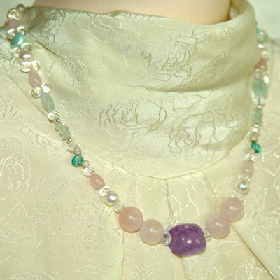 Terapeutiskt smycke halsband kristaller, pärlor och 925 Sterling silver, tema beskyddande och kärlek
