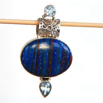 Regnbåge calsilica med blå topas smycke hänge i .925 Sterling silver 5,3 cm