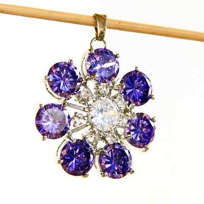 Blomformad blåaktig lila ametist med vit topas smycke hänge i .925 silver vitguldpläterad 4,1 cm