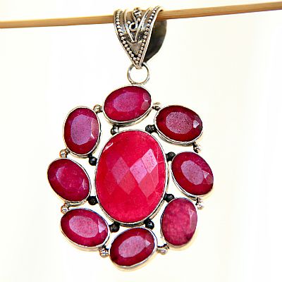 Faseterad rubin smycke hänge i .925 Sterling silver 7,2 cm.