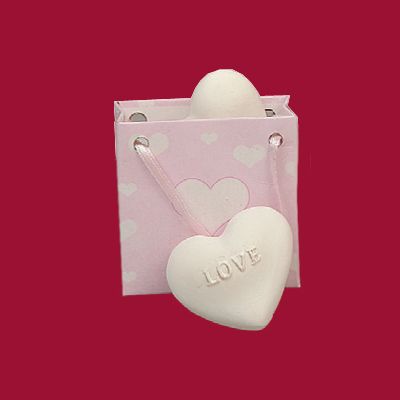 Hjärta med text LOVE i en söt förpackning 6cm