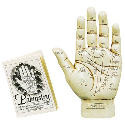 Konsten att spå i händerna - hand 20cm med palmistry bok